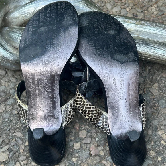 Beverly Feldman Snakeskin Black Rose Floral Thong Heeled Sandals Size 7 - Picture 2 of 9